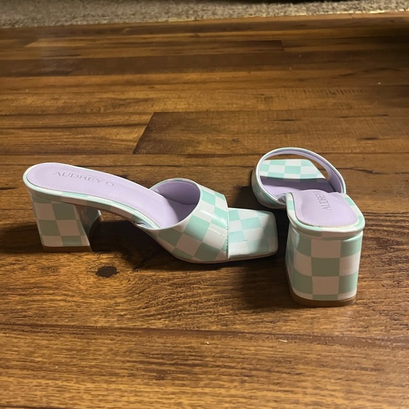 Audrey O. • Slide Shoes • W/ Mint Green • Checkered Design • Size 9 - Picture 8 of 13
